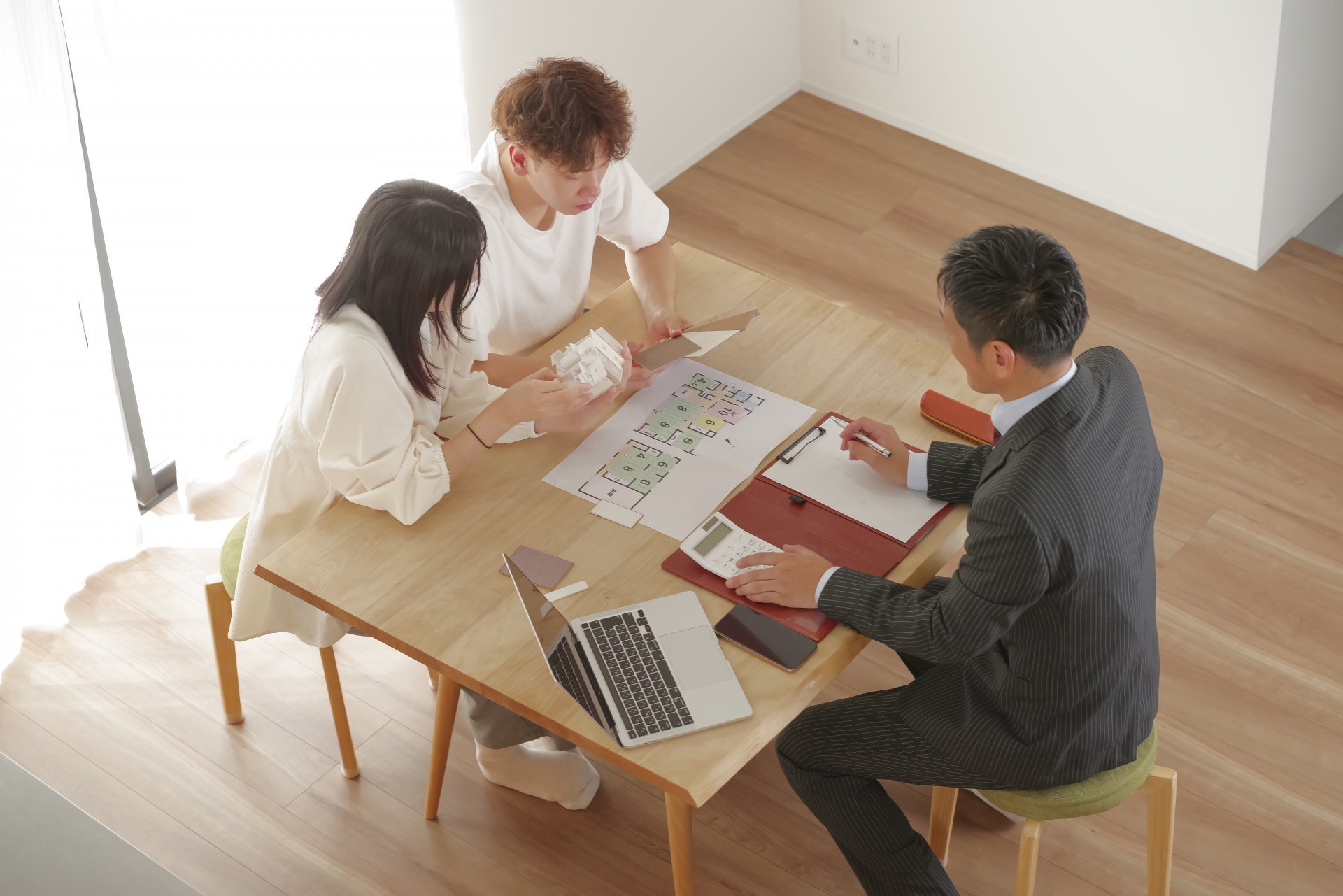 築30年の家を点検する建築士